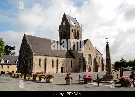 L'église de l'Assomption de la Bienheureuse Vierge Marie à St Mère Eglise avec l'effigie de John Steele sur le clocher. Banque D'Images