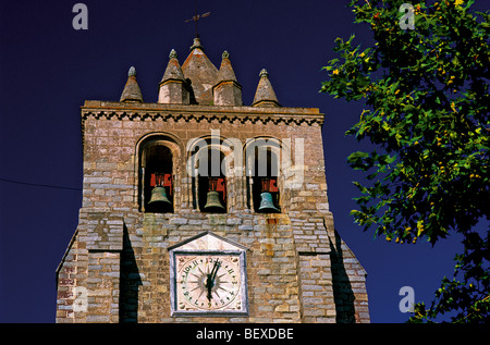 Le Portugal, l'Alentejo : tour médiévale de la cathédrale d'Evora Banque D'Images