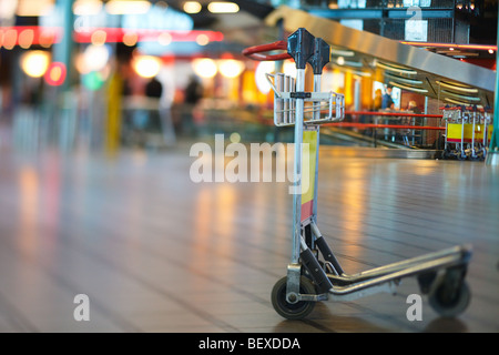Chariot à bagages vide au bâtiment de l'aéroport Banque D'Images