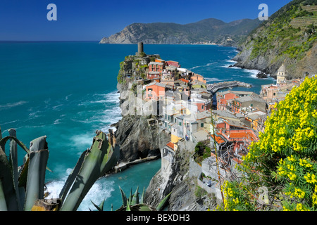 La Watch Tower sur le haut de la falaise surplombant la baie et le village de Vernazza, Cinque Terre, Ligurie, Italie. Banque D'Images