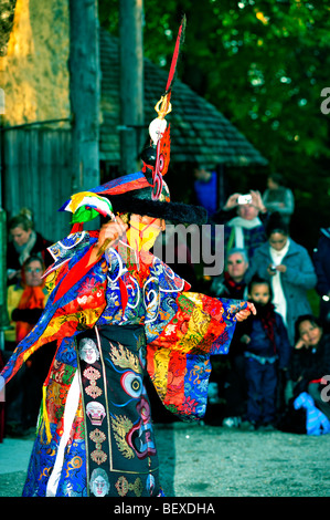 Paris, France, moine tibétain en vêtements traditionnels, l'exécution de 'Rituel de danse Black Hat', cérémonie bouddhiste, Pagode Banque D'Images