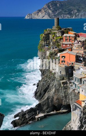 La Watch Tower sur le haut de la falaise surplombant la baie et le village de Vernazza, Cinque Terre, Ligurie, Italie. Banque D'Images