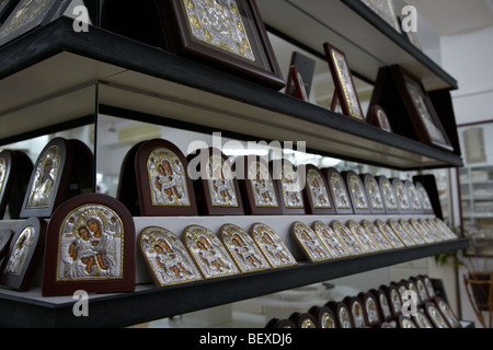 Des icônes religieuses et l'argent pour la vente en magasin dans takis et gregoria maison traditionnelle à pano lefkara république de Chypre Europe Banque D'Images