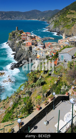 La Watch Tower sur le haut de la falaise surplombant la baie et le village de Vernazza, Cinque Terre, Ligurie, Italie. Banque D'Images