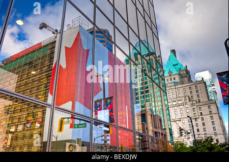 Réflexions de la construction et de la tour de la cathédrale dans les fenêtres d'un bâtiment au centre-ville de Vancouver à côté de l'hôtel Fairmont Va Banque D'Images