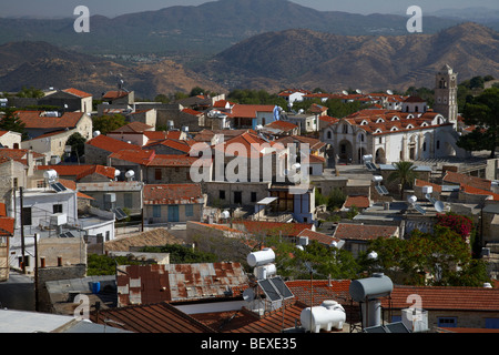 Vue sur les toits de maisons traditionnelles en pierre et des rues escarpées à pano lefkara république de Chypre Europe Banque D'Images