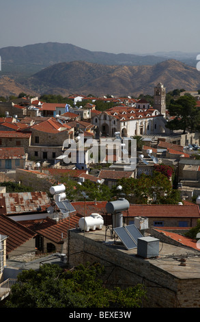 Vue sur les toits de maisons traditionnelles en pierre et des rues escarpées à pano lefkara république de Chypre Europe Banque D'Images