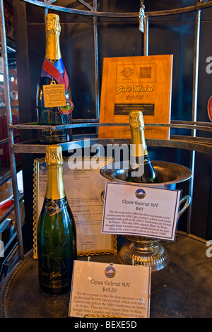 Des bouteilles de vin sur l'affichage dans le magasin de vin à Summerhill Pyramid Winery, un vignoble certifié biologique, Kelowna, Okanagan, Colo. Banque D'Images