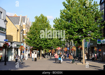 Zone piétonne High Street, Staines-upon-Thames, Surrey, Angleterre, Royaume-Uni Banque D'Images