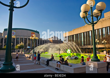 En dehors de l'eau Golf Place des Arts dans le centre-ville de Montréal, Québec, Canada. Banque D'Images