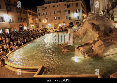 Rassemblement des foules autour de la fontaine de Trevi (Fontana di Trevi) dans la nuit à Rome Banque D'Images