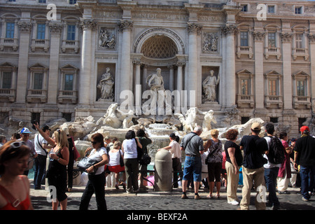 Rassemblement des foules autour de la fontaine de Trevi (Fontana di Trevi) à Rome Banque D'Images