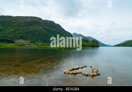 Un coeur de pierre de contour dans les eaux claires du Loch Shiel près de Glenfinnan, en Écosse occidentale Banque D'Images