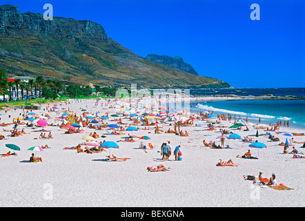 Le soleil à Camps Bay au-dessous de la Montagne de la table au Cap le Cap occidental de l'Afrique du Sud Banque D'Images