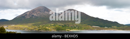 Vue sur le Loch Slapin vers Beinn Dearg Bheag et Beinn Dearg Mhor sur l'île de Skye Banque D'Images