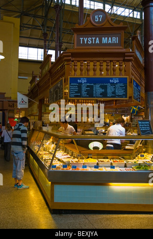 Décrochage dans stermalms Saluhallen Deli le market hall Östermalm à Stockholm Suède Europe Banque D'Images