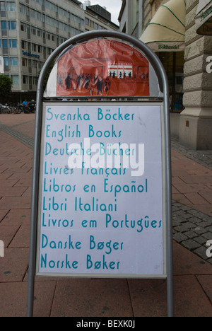 Inscrivez-vous publicité livres dans de nombreuses langues de la place Stureplan à Stockholm Suède Europe Banque D'Images