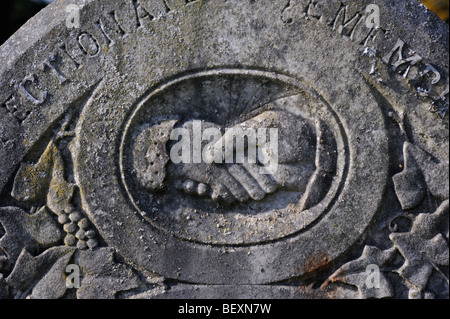 Affectueux souvenir ' ' . Détail de pierre tombale avec handshake symbol . Église de Saint-laurent , dans Appleby Westmorland. Banque D'Images