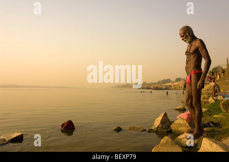 Un saddhu hindou spirituel de la préparation pour le bain sur ganga river Banque D'Images