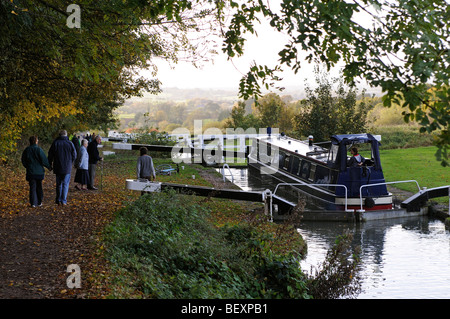 Scène d'automne avec canalboat en passant par l'écluse 40 de Kennet and Avon Canal sur la colline de Caen Vol serrures à Devizes Banque D'Images