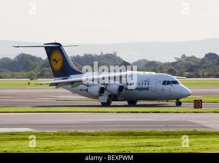 Lufthansa CityLine Avro RJ85 Avion Cityliner D-AVRD roulage à l'Aéroport International de Manchester en Angleterre Royaume-Uni UK Banque D'Images