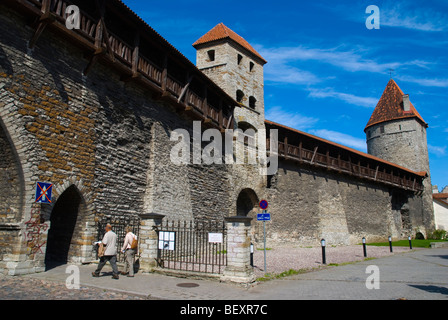 Les murs et les tours de la vieille ville de Tallinn Estonie Europe Banque D'Images