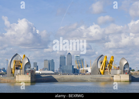 La Thames Barrier sur le côté en aval avec les portes dans le relevé (position défensive) pour permettre 'underspill'. Banque D'Images