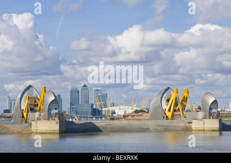 La Thames Barrier sur le côté en aval avec les portes dans le relevé (position défensive) pour permettre 'underspill'. Banque D'Images