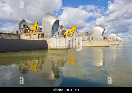 La Thames Barrier sur le côté en aval avec les portes dans le relevé (position défensive) pour permettre 'underspill'. Banque D'Images