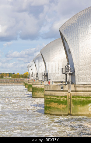 La Thames Barrier sur le côté en amont avec les portes dans le relevé (position défensive) pour permettre 'underspill'. Banque D'Images