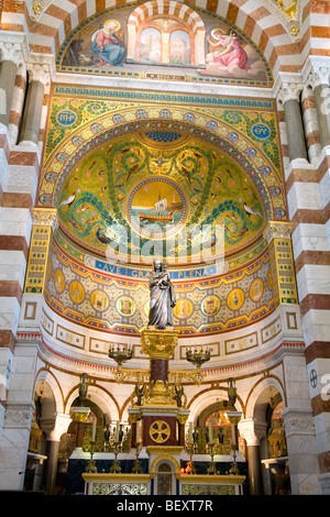 Notre Dame de la Garde. Beau sol carrelé intérieur de la basilique à Marseille France Banque D'Images