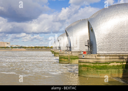 La Thames Barrier sur le côté en amont avec les portes dans le relevé (position défensive) pour permettre 'underspill'. Banque D'Images