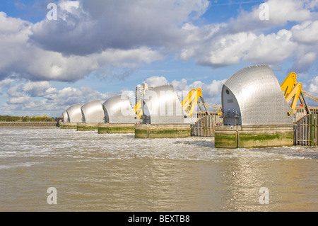 La Thames Barrier sur le côté en amont avec les portes dans le relevé (position défensive) pour permettre 'underspill'. Banque D'Images