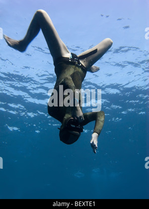 Freediver se déplace vers le bas de la surface du trou bleu, Egypte Banque D'Images