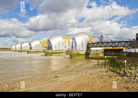 La Thames Barrier sur le côté en amont avec les portes dans le relevé (position défensive) pour permettre 'underspill'. Banque D'Images