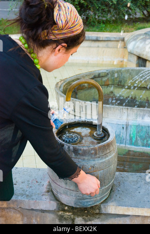 Personne de remplir sa bouteille d'eau d'une fontaine en Sopron Hongrie Europe Banque D'Images