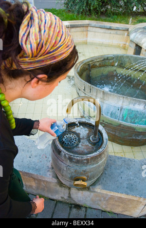 Personne de remplir sa bouteille d'eau d'une fontaine en Sopron Hongrie Europe Banque D'Images