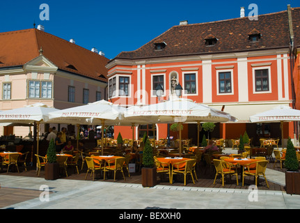 Terrasses de restaurants à ter Szechenyi square à Gyor, Hongrie Europe Banque D'Images