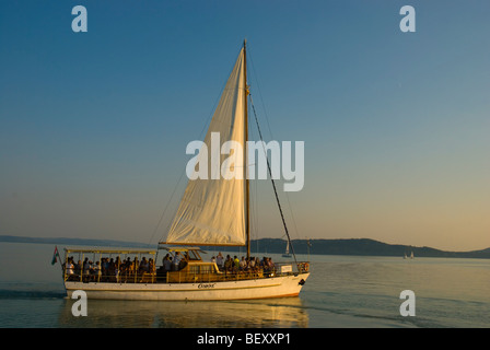 Traversier sur le lac Balaton en face de Balatonfüred Hongrie Europe Banque D'Images