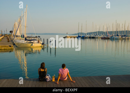 Couple au port à Balatonfüred Hongrie Europe Banque D'Images