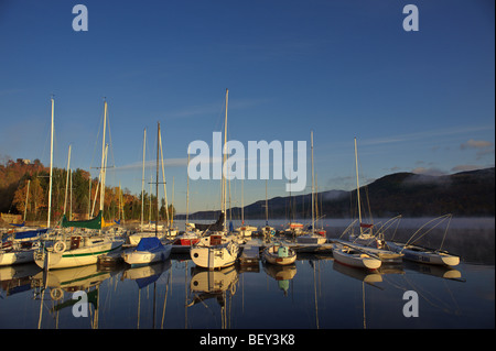 Lever du soleil sur le Mt. Le Lac Tremblant avec voiliers et voilier à la marina et réflexions des bateaux dans l'eau. Québec Canada Banque D'Images