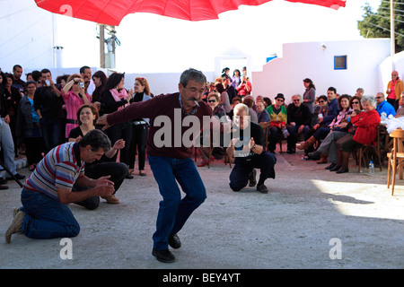 Grèce cyclades sikinos danser pendant la fête de Pâques Banque D'Images