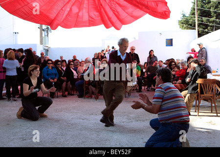 Grèce cyclades sikinos danser pendant la fête de Pâques Banque D'Images