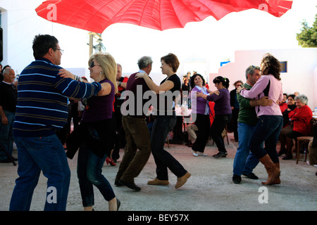 Grèce cyclades sikinos danser pendant la fête de Pâques Banque D'Images