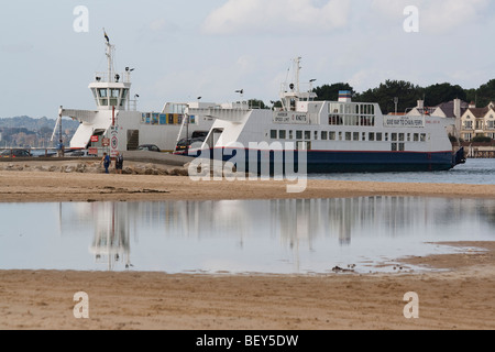 L'exploitation de traversiers Sandbanks à travers l'embouchure du port de Poole, Dorset, UK Banque D'Images