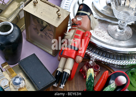 Classic toy soldier en bois peint à l'attention entre autres trésors exposés à la vente à Hells Kitchen brocante le 39e st Banque D'Images