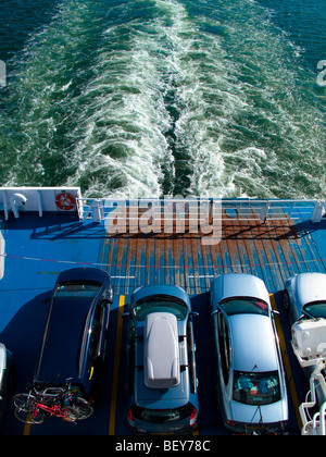 Voir des voitures garées sur un navire de Brittany Ferries qui traversent la manche Banque D'Images