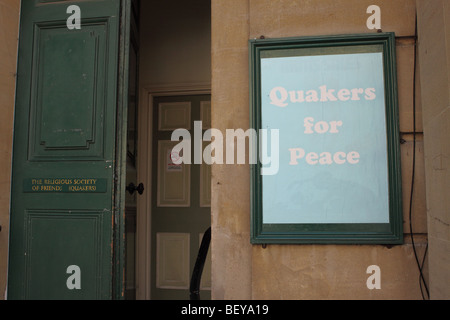 Les Quakers Pour signe de paix à l'extérieur d'un quaker Friends Meeting House à Bath en Angleterre Banque D'Images