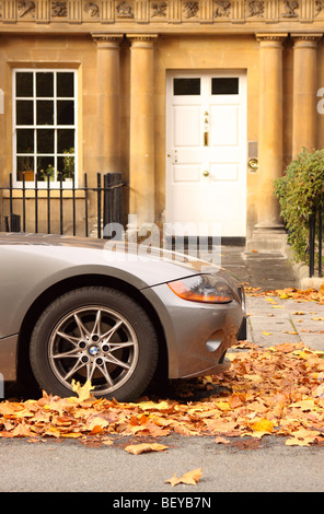 Voiture de sport BMW garée parmi les feuilles d'automne à l'extérieur d'une propriété géorgienne de Bath en Angleterre Banque D'Images