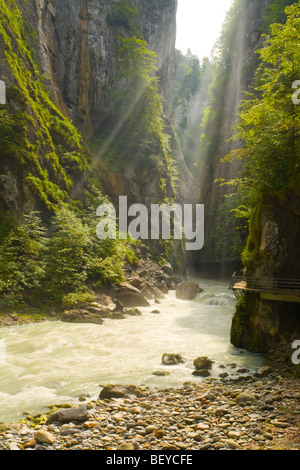 Faisceaux de lumière qui brille sur la rivière à gorge aareschlucht, Suisse Banque D'Images